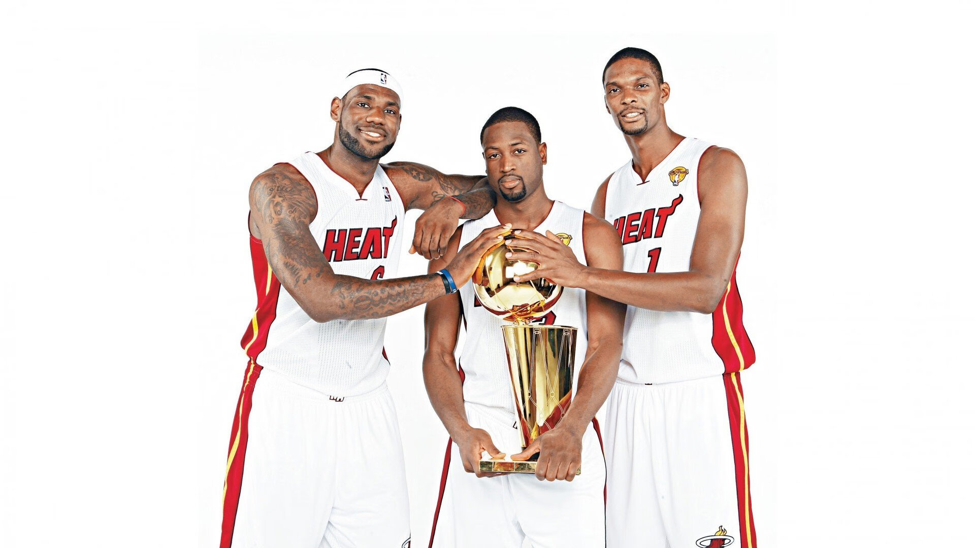 他的“钢铁防线”在与勇士的比赛中屡次锁死对方外围，助球队稳住局势！